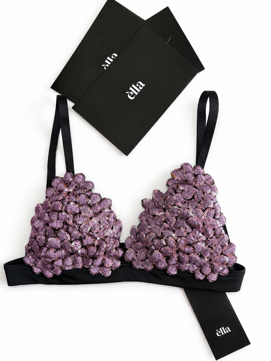 Reggiseno triangolo con coppe in tulle decorato con farfalle lilla e paillettes, cinturino nero regolabile, made in Italy