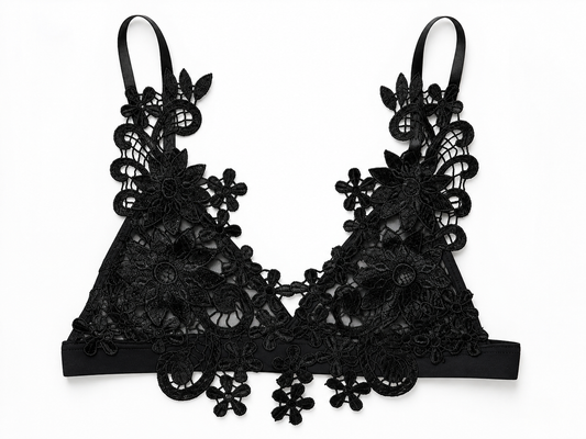 Reggiseno triangolare nero in pizzo floreale con spalline regolabili, ideale per look elegante e femminile, senza imbottitura.