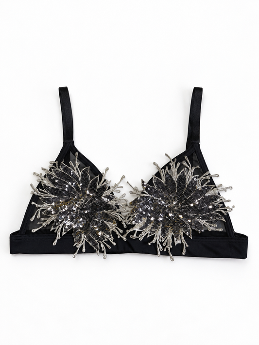 Reggiseno triangolare in tulle nero senza imbottitura con dettagli in paillettes e applicazioni floreali in paillettes e ricami, ideale per occasioni speciali. SKU: 12345